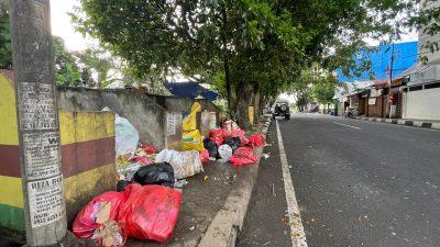 Masih Tampak Tumpukan Sampah di Tepi Jalan Utama Ternate