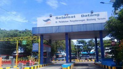 Minggu, Pelabuhan di Kota Ternate Masih Padat
