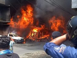 Tiga Wanita Meninggal, 2 Mobil dan 10 Toko Terbakar