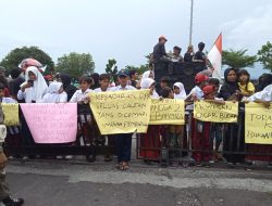 Siswa SD Terlibat Aksi, Warning untuk Wali Kota Ternate