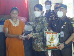 Kejari Halbar Salurkan Bantuan ke Warga Kurang Mampu