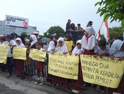 Masyarakat Mulai Kecewa, Siswa SD Pun Ikut Demo Wali Kota Ternate