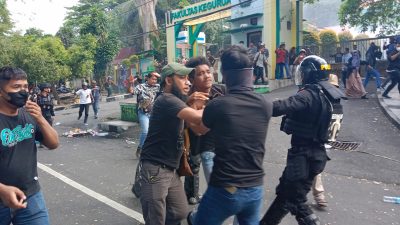 Satu Perwira Polisi Luka Sobek di Kepala, 15 Mahasiswa Ditangkap
