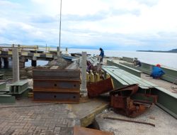 Astaga…! Dermaga Feri di Kayoa, Halmahera Selatan Dikerjakan Asal-asalan