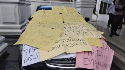 Tenaga Kesehatan Bakal Mogok Kerja, Mobil Gubernur Jadi Sasaran Massa