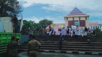 TPP tak Dibayar, Tenaga Kesehatan RS Chasan Boesoirie Kepung kantor Gubernur