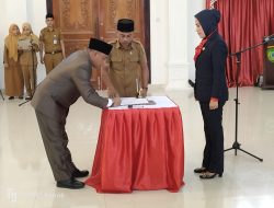 Bupati Sula Lantik Muhlis Soamole sebagai Sekda Defenitif