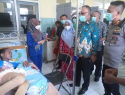 Bupati Halmahera Barat Jenguk Pasien Penderita Lupus di RSUD Jailolo