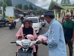 Pemuda Desa Matui Bagi-bagi Takjil Gratis