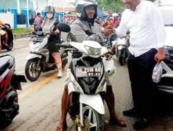 PBB Kepulauan Sula Berbagi Takjil ke Pengendara