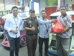 Kejari Halbar dan BSI KCP Bagi-bagi Sembako ke Pengendara Bentor