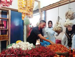 Pantau Stok Sembako, Bupati Sula Borong Jualan Pedagang di Pasar