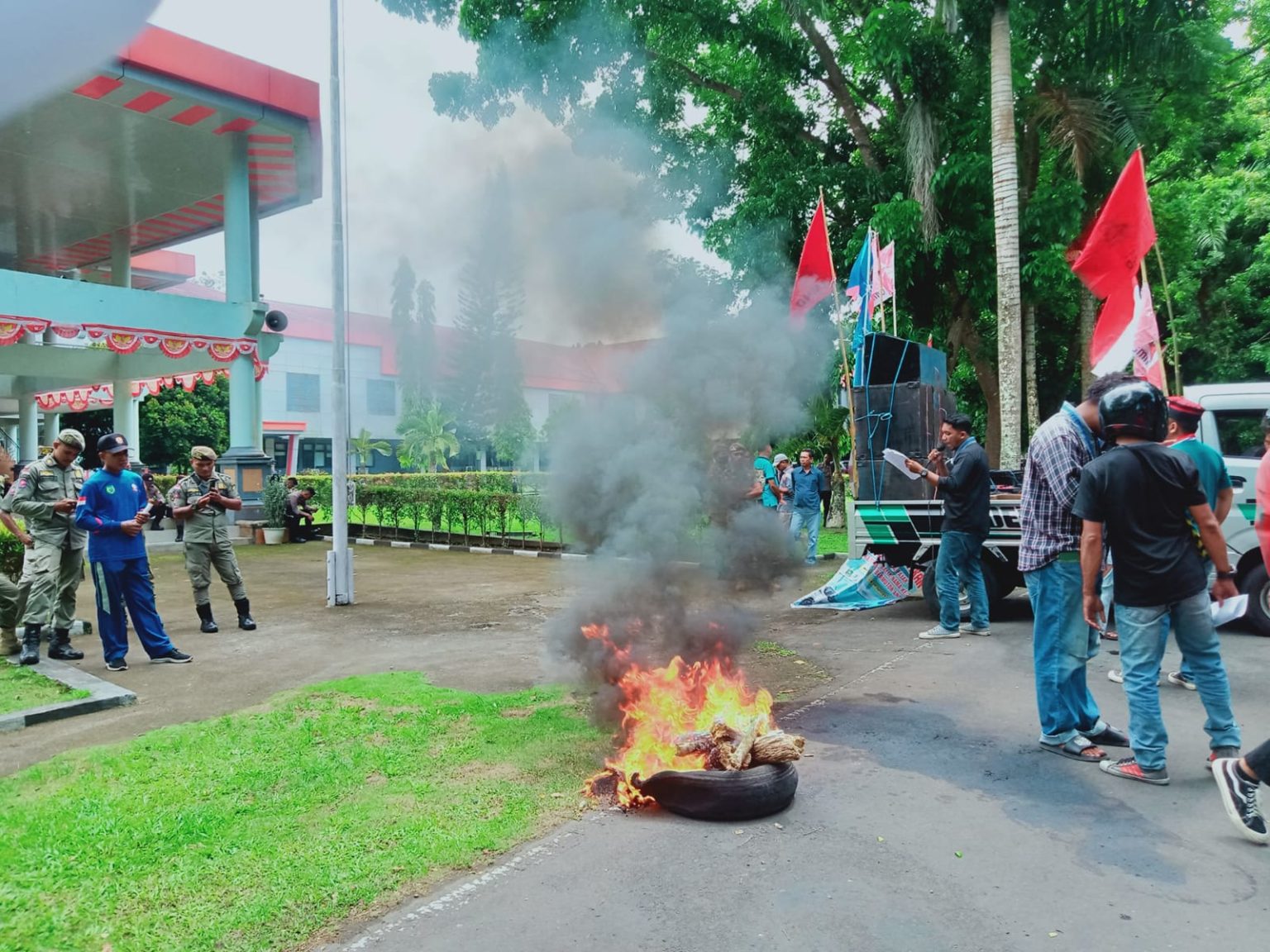 Front OKP Halbar Desak Bupati Copot Kadis PUPR - NuansaMalut.com