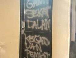 Pintu Ruangan Sekda Dicoret, Dituding Jadi Dalang Kegaduhan Pemkot Ternate