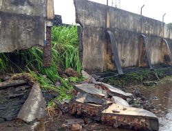 Pagar Tembok Lapangan Gelora Kieraha Ambruk
