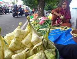 Iduladha, Kulit Ketupat di Ternate Laris Manis