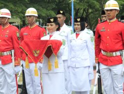 Pembawa Baki itu adalah Putri Dari Komandan Pasukan