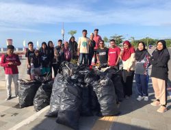 Komunitas PEKA Gelar Gerakan Pungut Sampah di Pantai Tugulufa Tidore