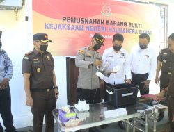 Kejari Halbar Musnahkan Barang Bukti Ganja hingga Tembakau Gayo