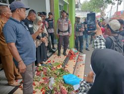 Geruduk Kantor Disperindag Ternate, GAMHAS Hamburkan Sayuran Busuk