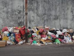Dua Pekan tak Diangkut, Tumpukan Sampah di Dufa-dufa Mulai Berulat