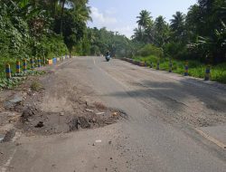 Hati-hati! Jalan Rusak Ancam Keselamatan Pengendara di Morotai