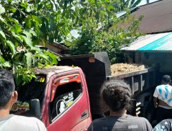 Truk Muatan Material Terperosok dan Nyaris Timpa Rumah di Morotai