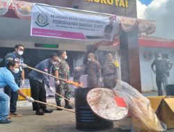 Kejari Morotai Musnahkan Barang Bukti Narkotika hingga Kosmetik
