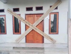 Kades di Halmahera Barat Diaktifkan Kembali, Warga Palang Kantor Desa