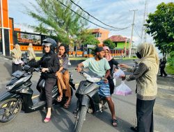 DWP Basarnas Ternate Bagi-bagi Takjil ke Warga