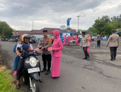 Polsek Sahu Bersama Bhayangkari Bagi-bagi Takjil untuk Pengendara 