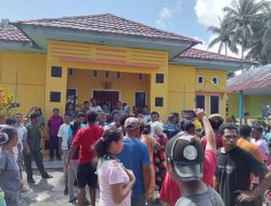 Protes Sikap Arogansi Kades Cendana, Warga Geruduk Kantor Desa