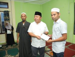 Camat Ternate Tengah Dampingi Sekkot Serahkan Insentif untuk RT/RW dan Kader Posyandu