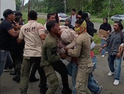 Massa Aksi dan Pihak Keamanan Saling Dorong, Satu Kader Kohati Morotai Pingsan