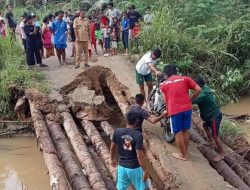Jembatan Penghubung Dua Desa di Kecamatan Oba Selatan Ambruk