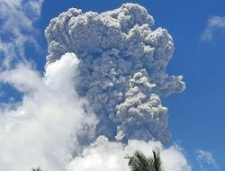 Gunung Ibu Kembali Erupsi, Abu Vulkanik Tertiup ke Pengungsian Warga