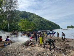 Kolaborasi Aksi Bersih-bersih Pantai di Desa Saria Diapresiasi