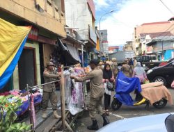 Satpol PP Ternate Tertibkan Pedagang di Bahu Jalan