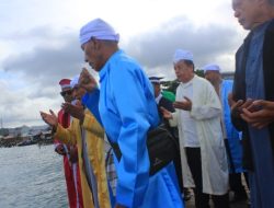 Peringati Hari Masyarakat Adat Sedunia, Ormas Palimpungang Tabur Bunga di Laut Bacan