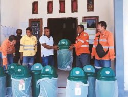 Tindak Lanjut HLH, Tambang Emas Milik Haji Robert Distribusikan Tempat Sampah ke Desa Gamlaha