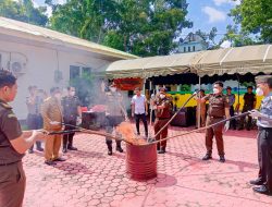 Kejari Halbar Musnahkan Barang Bukti Ganja hingga Senjata Tajam