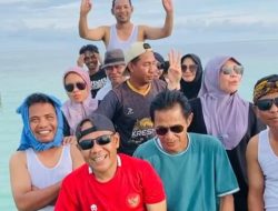 Lepas Penat, Helmi dan Rombongan Nikmati Keindahan Pantai Joronga, Halmahera Selatan