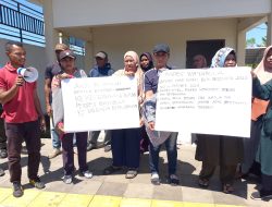 Gaji 5 Bulan tak Dibayar, Petugas Kebersihan dan Staf Desa di Morotai Demo