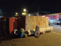 Sopir Mabuk, Truk Box Pengangkut Barang di Morotai Terbalik