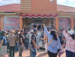 Demo di Bawaslu Halbar, Pendukung Dua Paslon Desak JUJUR Didiskualifikasi