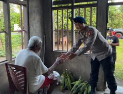 Brimob Kupa-Kupa Bagikan Hasil Panen Jagung ke Warga
