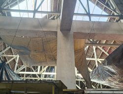 Pedagang Pasar Higienis Ternate Tutup Atap Bocor Pakai Terpal