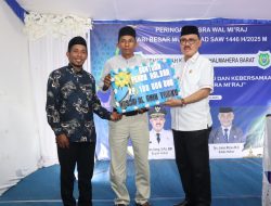 Bupati Halbar Serahkan Bantuan Rp100 Juta untuk Pembangunan Masjid Al-Amin Toniku