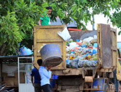 Miris! Petugas Pengangkut Sampah di Ternate tak Dilengkapi APD