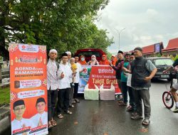 PKS Kota Ternate Berbagi Takjil Gratis ke Warga